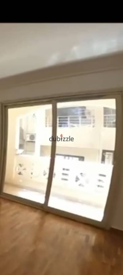 شقه تمليك متفرعه من شارع الإذاعة خطوات من ابوقير