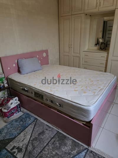 سرير ودولاب للبيع