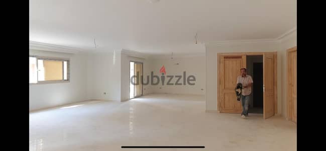 عمارة  5 ادوار  ب 5 شقق مساحة الشقة 371  م
