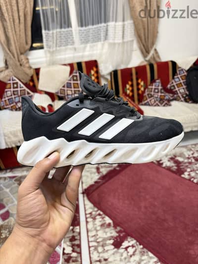 كوتشي adidas  اوريجنال شيك جدا وارد الخارج استايل راقي