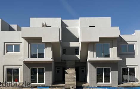 تاون هاوس 220متر لوكيشن مميز علي فيو مفتوح في Dunes V-Levels امام بيفرلي هيلز