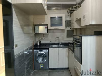 للايجار من المالك مباشرتا شقه مفروشه بشارع المنيل الرئيسي اول عماره بشارع المنيل ٣ غرف و٢ حمام وجاهزه بالكامل يفضل الايجار سنوئ سنه دراسيه بسعر ٣٥ الف او شهري ب٤٠ الف او يومي ب٢٠٠٠ج.