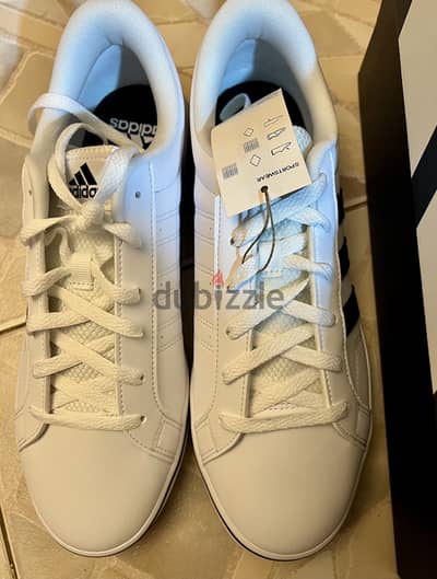 كوتشي adidas اصلي لم يستعمل جديد بالتيكيت مقاس ٤٤