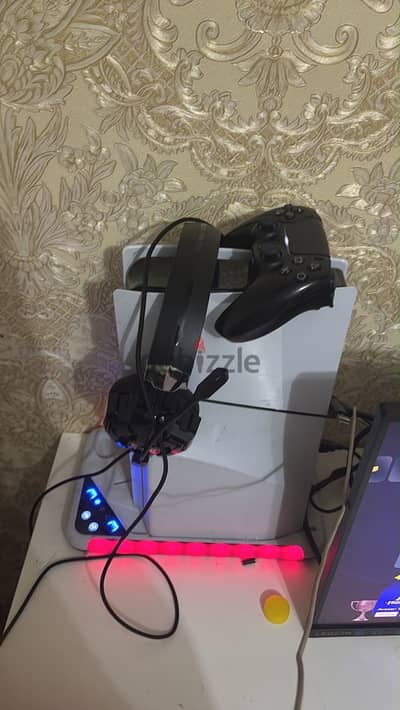 Ps5 slim كسر زيرو مفيهوش خدش ومعاه دراعين واحد رصاصي وواحد اسود