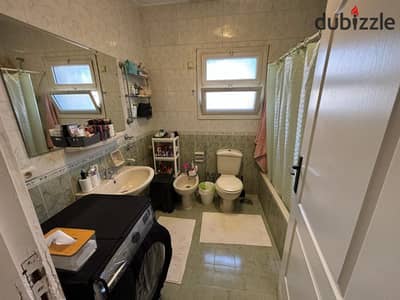 للايجار شقه في كمبوند بيفرلي هيلز 150 متر بالمطبخ والتكييفات فيو ميدان كبير مدينة الشيخ زايد
