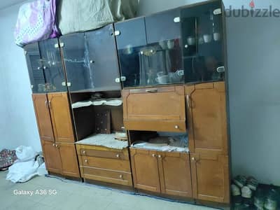 مكتبه منها نيش ويحط تلفزيون ودورف دولاب خشب زان ولا يوجد عيوب اكنها لس