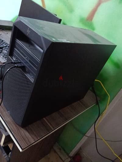 hp z2 workstation i7 9700 مع كارت شاشه داخلي والبورده الجيل التاسع في