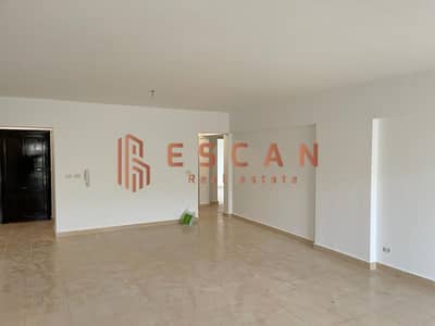 A 162-square-meter apartment is available for rent under the "New Law" contract in Al Rehab City (Small Phase), near the Eastern Market.