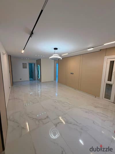 With the highest quality finishing in my entire city, this 124 sq m apartment features 3 bedrooms, 2 bathrooms, and a garden view, all at a bargain price.