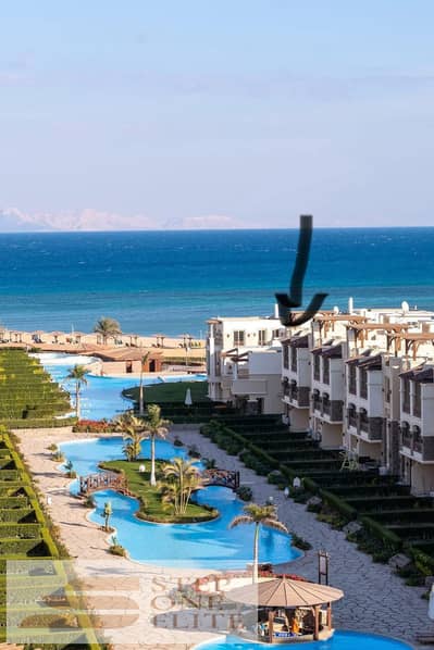 شاليه جاهز الان بالتقسيط المريح علي البحر مباشرة بأقل سعر في قرية بلو بلو العين السخنة