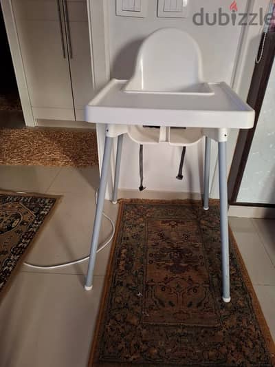Highchair with tray (كرسي طعام مرتفع)