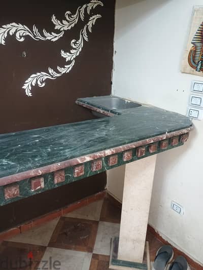بار رخام اخضر هندي مقاس ٣. ٥ متر * ٤٠ سم للبيع.