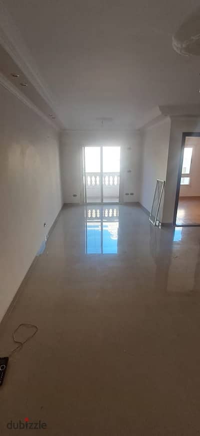 شقه للايجار السكنى 130 م سموحه خطوات من شارع مصطفى كامل