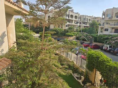 شقه للايجار بالمطبخ والتكييفات في كومباوند زيزينيا التجمع الخامس