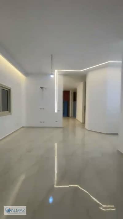 شقه فاضيه فيو جاردن 220 متر للايجار في القرنفل فيلات في التجمع الاول بالقرب من شارع التسعين الشمالي ومنطقة النوادي الكبرى.