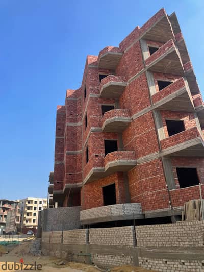 Receive a 220m apartment B letter in the main home next to the October Paradise and Cairo University, installment over 18 months, 3 rooms - 3 bathrooms, repeating floor, clear sea view, 3 blocks from the university.
