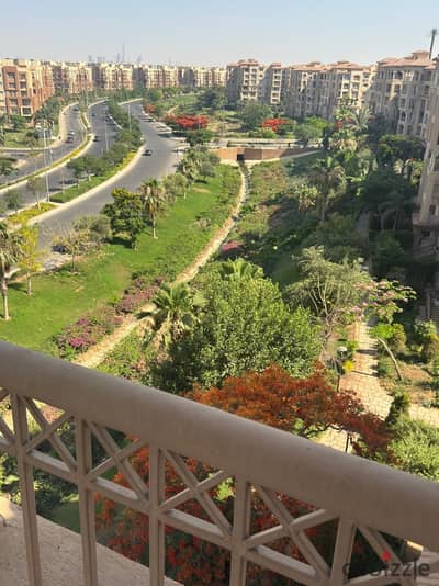 شقة بمدينتي مساحة كبيرة فيو مجرى السيل