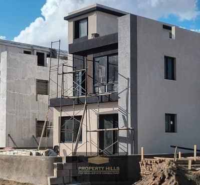 Independent villa with private swimming pool for sale at a bargain price in Lake West in front of Beverly Hills and on Dahshur Road