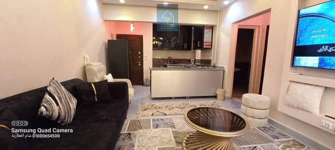 شقة للبيع بالفرش بالشيخ زايد عمارات المستقبل دور ارضي بحديقة فرش فندقي مكييفة