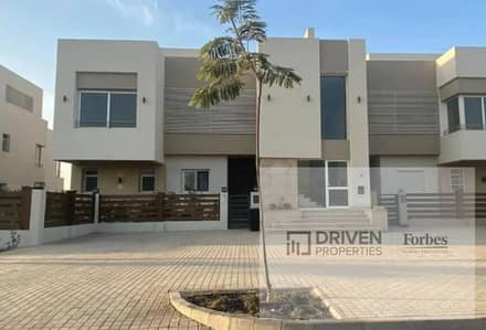 Under Market Price Ready to Move TownHouse With Nanny for Sale in The Crown Compound Palm Hills 6th of October Golf Extention Golf Views
