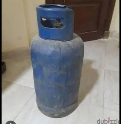 عدد اتنين انبوبه غاز واحده مليانه بالكامل وواحده نصها مع منظم ايطالي