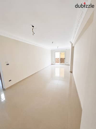 وحدة سكنية مميزة للبيع في سبورتنج (ثالث نمرة من البحر)