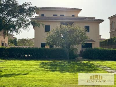 فيلا للبيع في مدينتي نموذج E ناصية ممر تطل علي أكبر وايد جاردن 5 غرف 730م