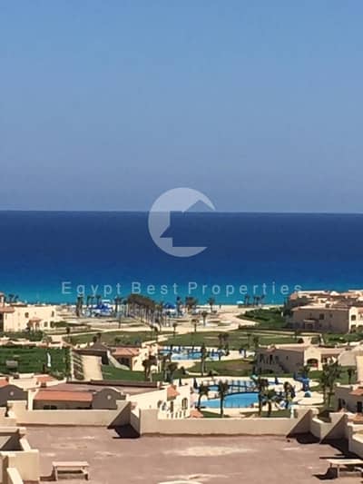 شاليه 3 غرف نوم سي فيو مفروش بالكامل للبيع في لافيستا باي الساحل الشمالي