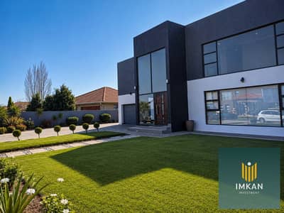 Standalone villa for sale in a Fifth Settlement compound, available via a 10-year installment plan or with a 30% discount for cash payment.