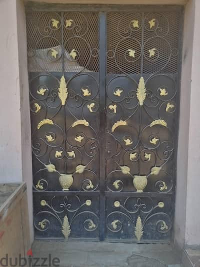 بوابة حديد . جودة عالية
