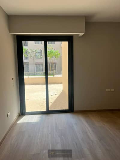 للإيجار شقة أرضي بحديقة في كمبوند Village West – الشيخ زايد ول سكن بتشطيب فاخر ومجهزة بالتكييفات، في موقع مميز داخل المشروع.
