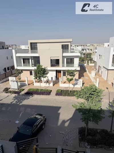 تاون هاوس ريسيل 260م باقل سعر في هايدبارك التجمع الخامس flexi finishing- بتقسيمه مميزه over looking landscape جاهز للمعاينه