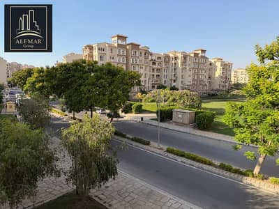 شقه مميزه وبسعر مميز للبيع في مدينتي B1  مساحه 175م  دور تاني  فيو شارع  لوكيشن مميز قريبه من النادي والخدمات  تشطيب شركه نضيف  طلعت مصطفي