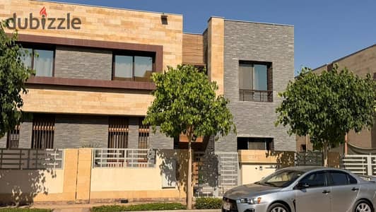 للبيع بالفرش والتكييفات: توين هاوس فاخر جاهز للسكن فوراً في قلب كمبوند Taj city مرحلة Zone Tبإطلالة ساحرة على البحيرة مباشرة
