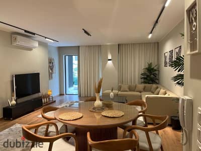 شقة بسعر مميز بفرش مودرن و تشطيبات خاصه في كومباوند Lake View