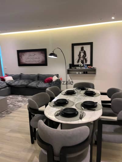 شقة بفرش مودرن و تشطيبات خاصه في كومباوند Lake View