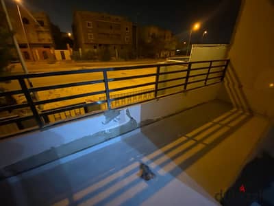 للإيجار - شقة الحي السابع على شارع الحكمة   أرضي مرتفع بدون حديقة  التفاصيل: المساحة: 150 متر 3 غرف -