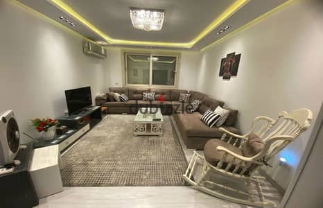 شقة للبيع في أبراج المهندسين بكورنيش المعادي – بإطلالة مباشرة على النيل وتشطيب مميز وراقٍ