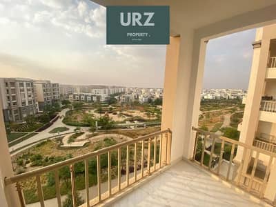 شقة 3 غرف + ناني روم prime location بالتقسيط 10 سنين او بخصم مميز للبيع في هايد بارك التجمع بجوار ميفيدا  و زد ايست و AUC التجمع الخامس وديستركيت 5