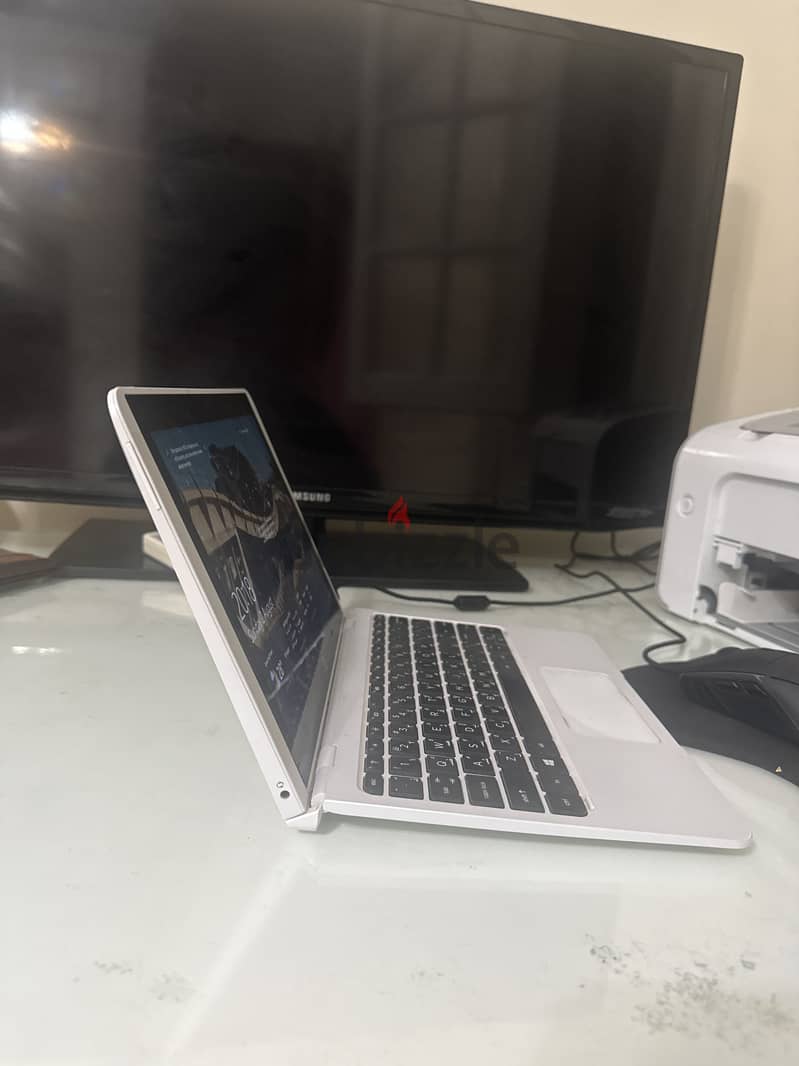 HP x2 Detachable 10-p0XX 2-in-1 Laptop/Tablet 1
