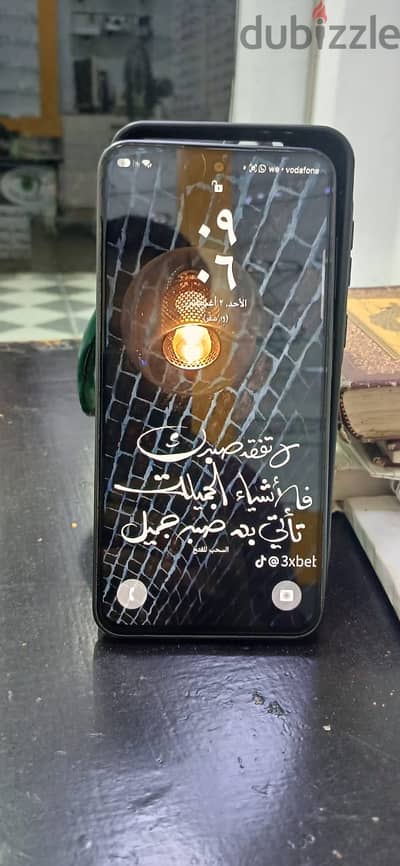 هاتف samsung a36 بحاله جيده وبه كسر في الظهر بسيط