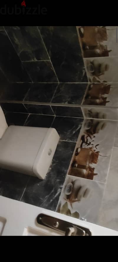 قاعدة حمام ليسيكو لم تستخدم و حوض بركبه لون ابيض جديد لم يستخدم تم تر