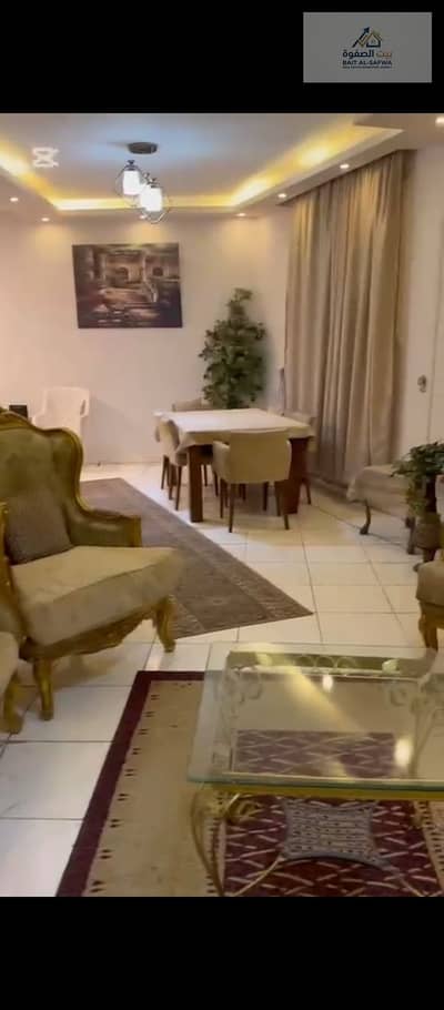 Furnished apartment for rent in Maadi, steps to the Corniche, and close to the Ring Road, near the Lawyers' Club and Al Salam International Hospital, a prime location.