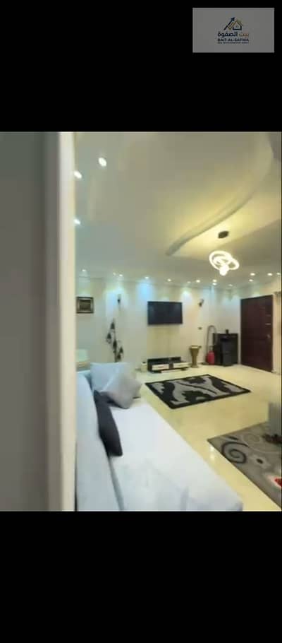 Furnished apartment for rent in Zahraa El Maadi, distinguished and upscale location, steps away from Fifth Street, Fifth Mall, and all services, restaurants, and brands.