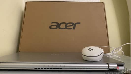 لابتوب ACER  و عليه mouse logitech هديه