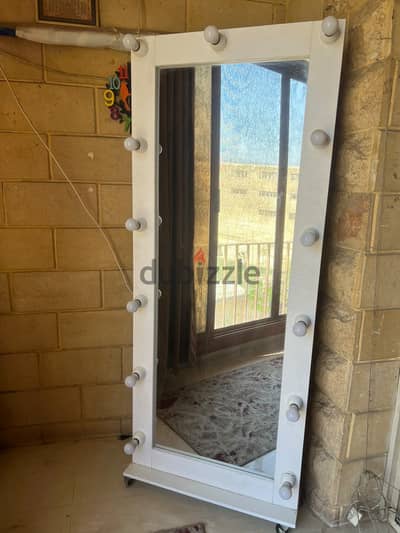 مرآة بالإضاءة