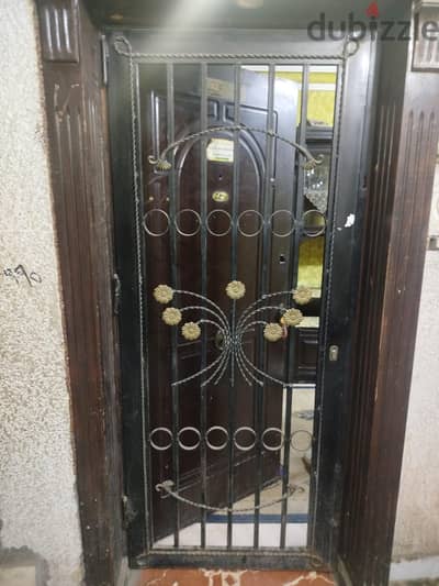 شباكين حديد مطبخ و حمام و باب حديد