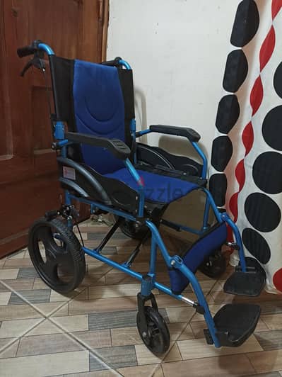 كرسي متحرك طبي  بيتقفل خفيف يستحمل وزن 90 ك ينفع اطفال وكبار