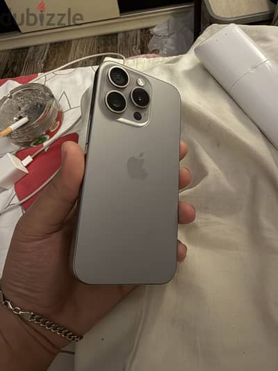 Apple - iPhone 15 Pro بحالة نادرة شارحتين فعلي بعلبته