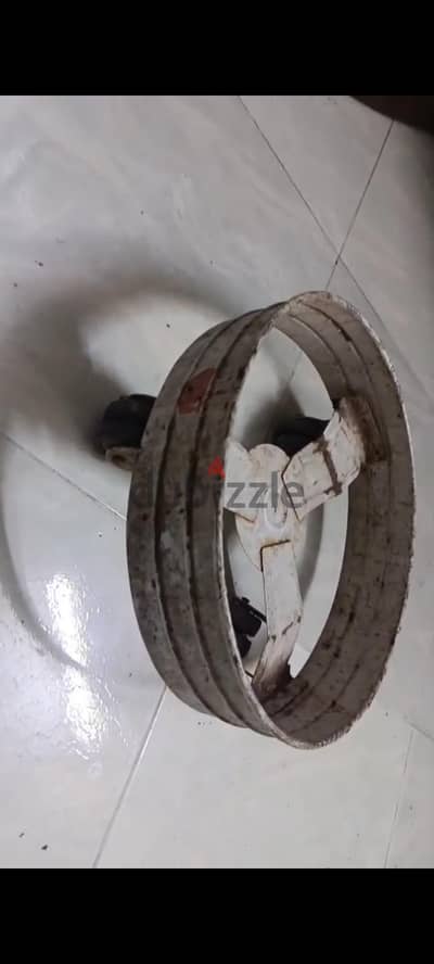 قاعدة مدورة معدن متينة ب 3 عجلات